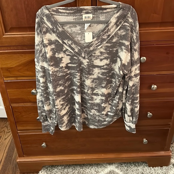 BiBi Tops Nwt Grey With Hint Of Green And White Vneck Waffle Knot